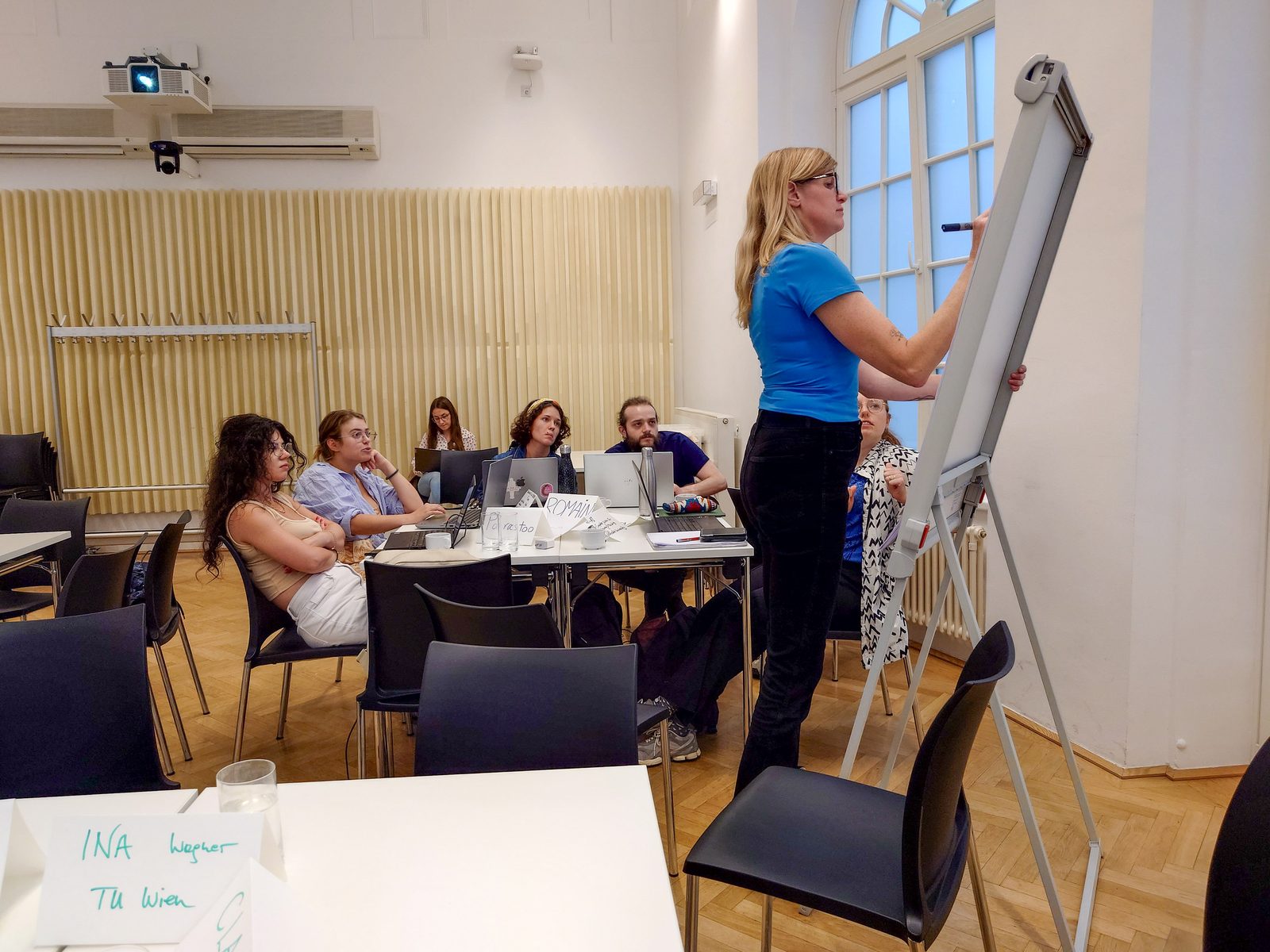 Talk at the flipchart in the seminar room